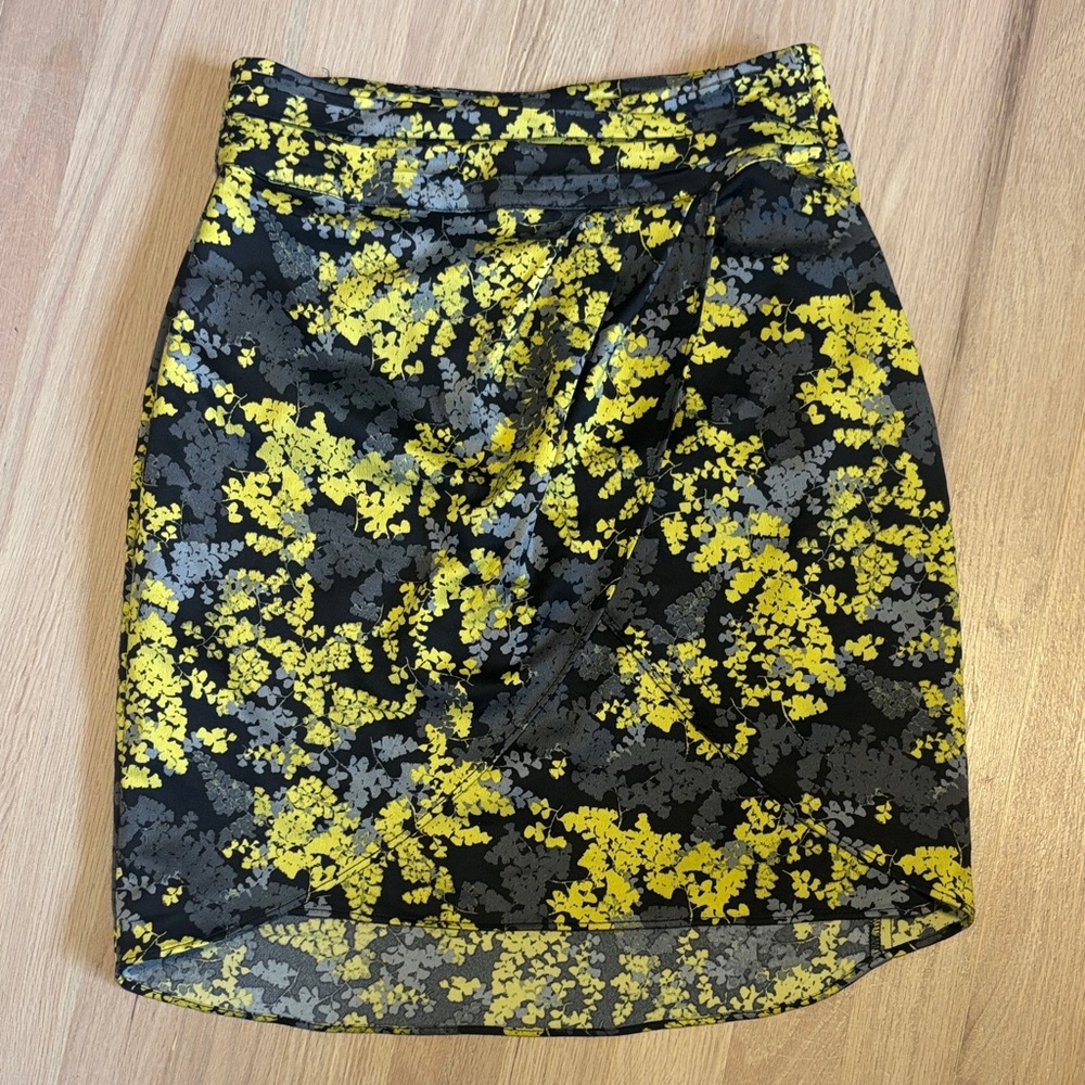 H&M Black High-Low Skirt with Yellow and Gray Floral Print -106sku